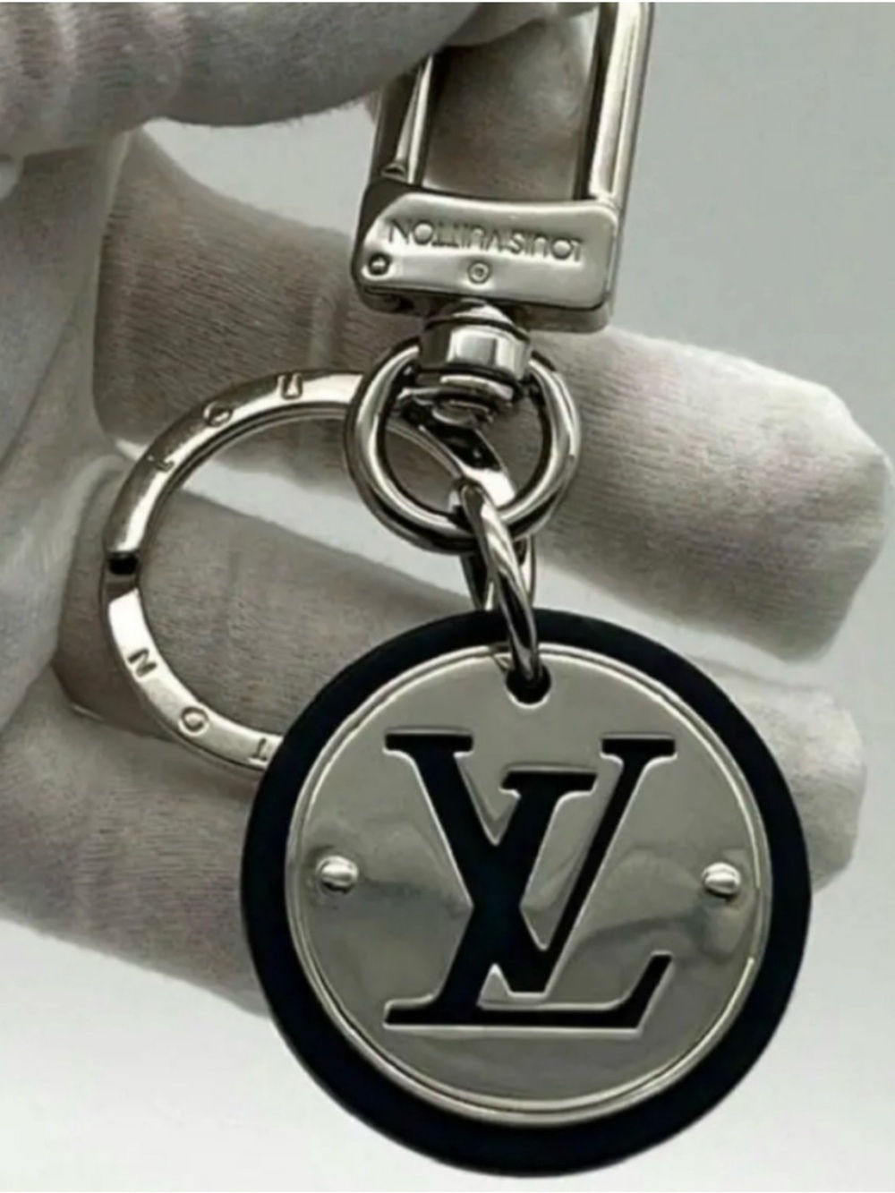 Louis Vuitton Silver & Black Round LV Key Holder. 9/10 condition. Super clean